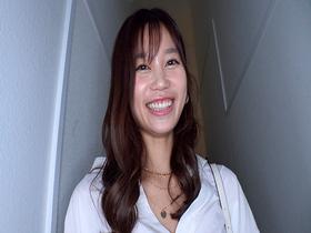 THE ドキュメント　本能丸出しでする絶頂SEX　笑顔が可愛い美人若妻が欲求不満でデカチン乱交狂い　サンプル画像01